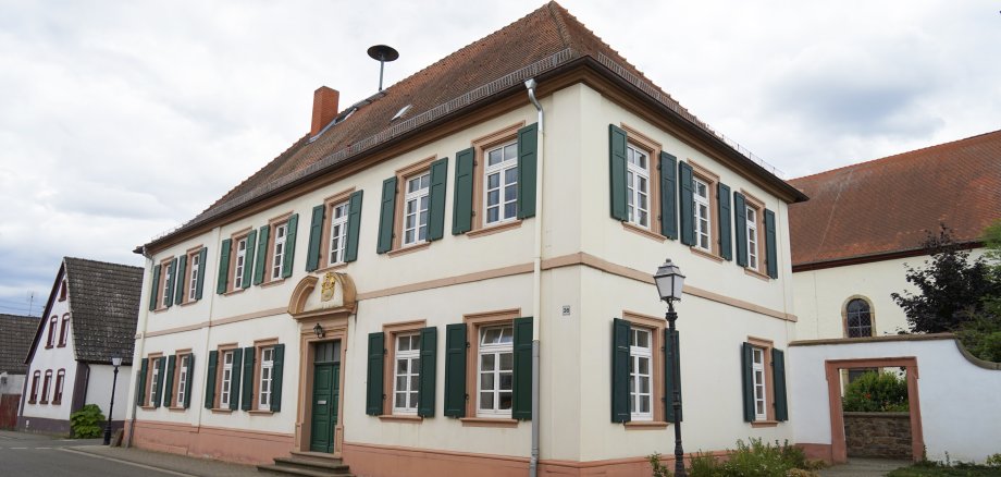 Rathaus der Ortsgemeinde Freisbach mit Blick auf den Kirchturm