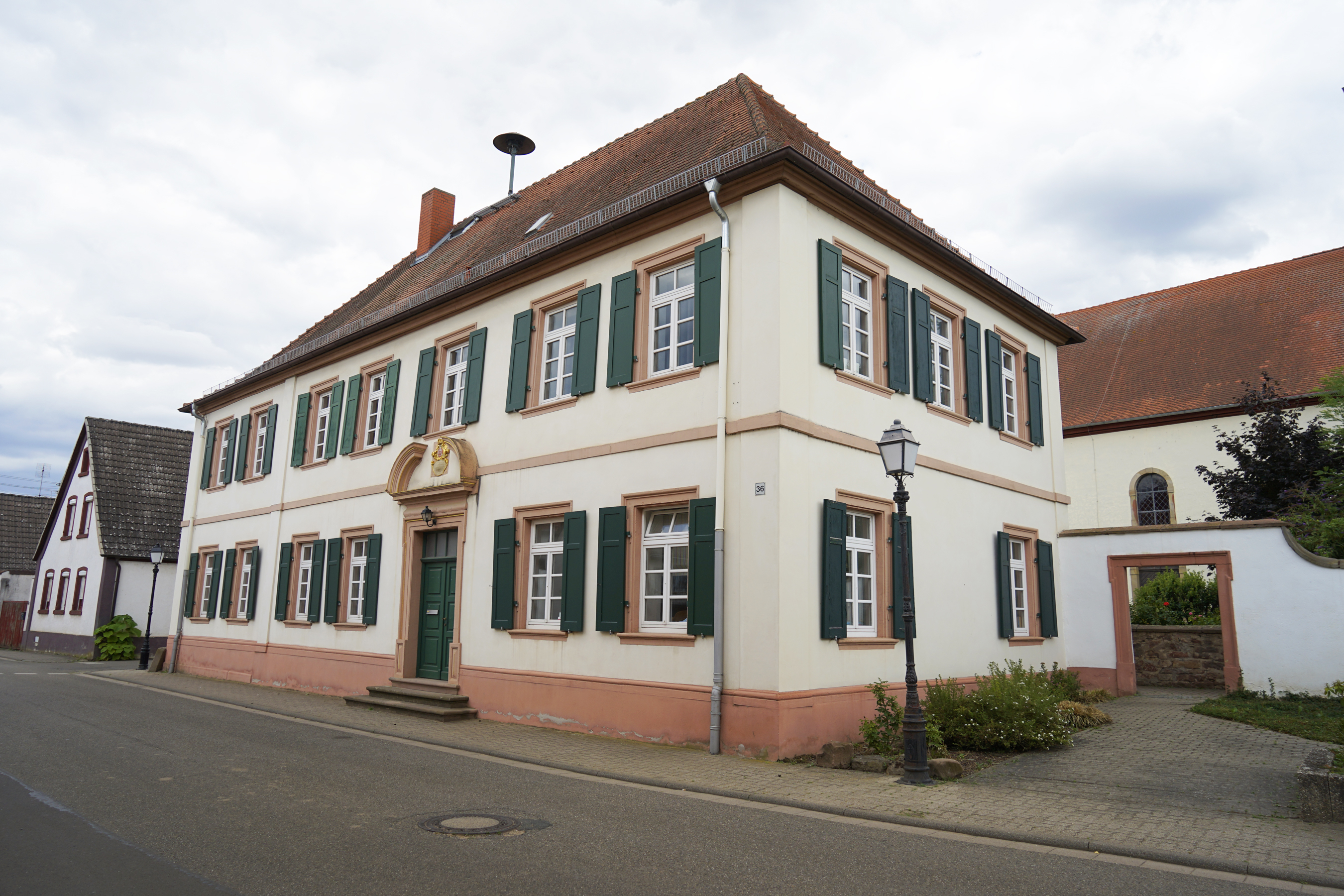 Rathaus der Ortsgemeinde Freisbach mit Blick auf den Kirchturm Rathaus der Ortsgemeinde Freisbach mit Blick auf den Kirchturm