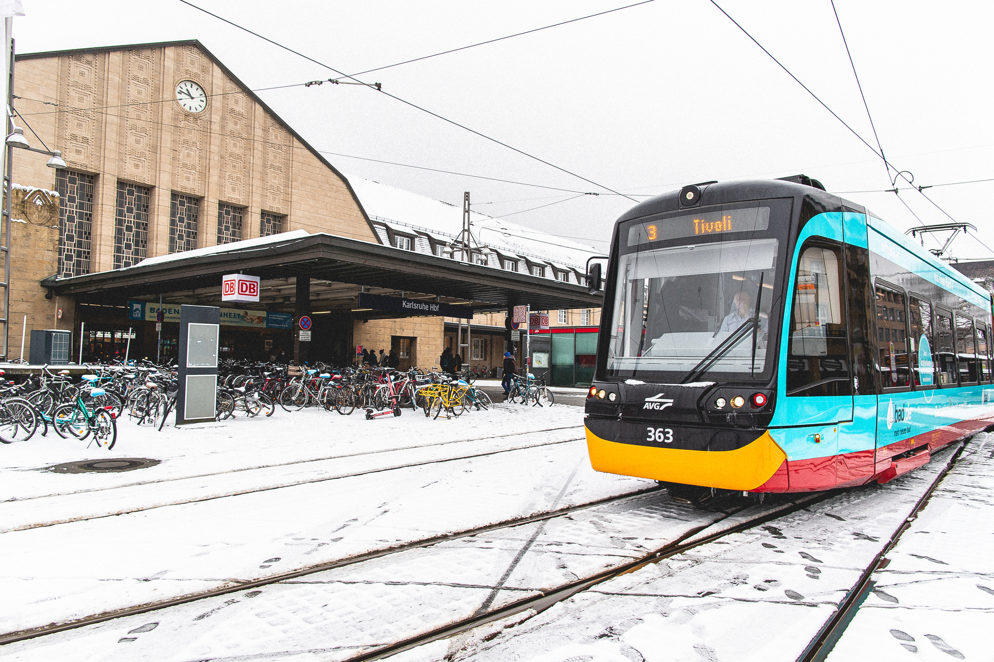 Trambahn S3 Karlsruher Hauptbahnhof im Winter Trambahn S3 Karlsruher Hauptbahnhof im Winter