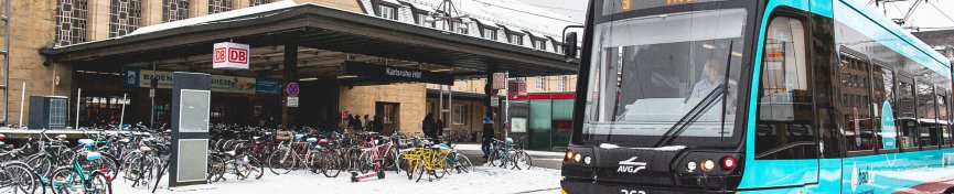 Trambahn S3 Karlsruher Hauptbahnhof im Winter Trambahn S3 Karlsruher Hauptbahnhof im Winter