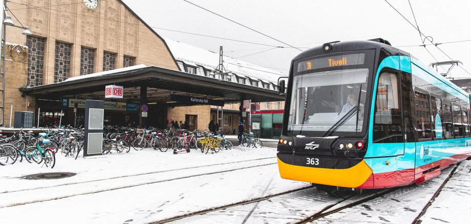 Trambahn S3 Karlsruher Hauptbahnhof  im Winter