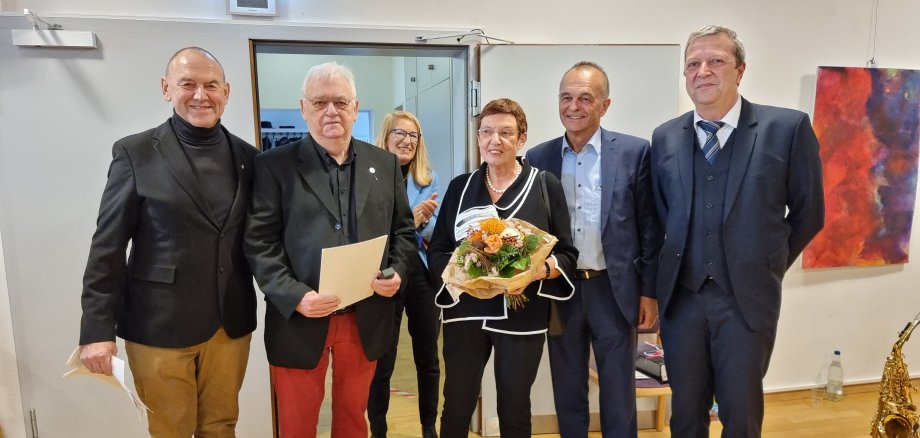 v.l.n.r.: Bernd Rembor (2. Vorsitzender Kunstverein Lingenfeld), Dr. Rainer Wütscher (1. Vorsitzender Kunstverein Lingenfeld), Marianne Wütscher, Dr. Fritz Brechtel (Landrat Kreis Germersheim), Frank Leibeck (Bürgermeister der Verbandsgemeinde Lingenfeld), im Hintergrund Heike Ernestine Förster (Künstlerin).    