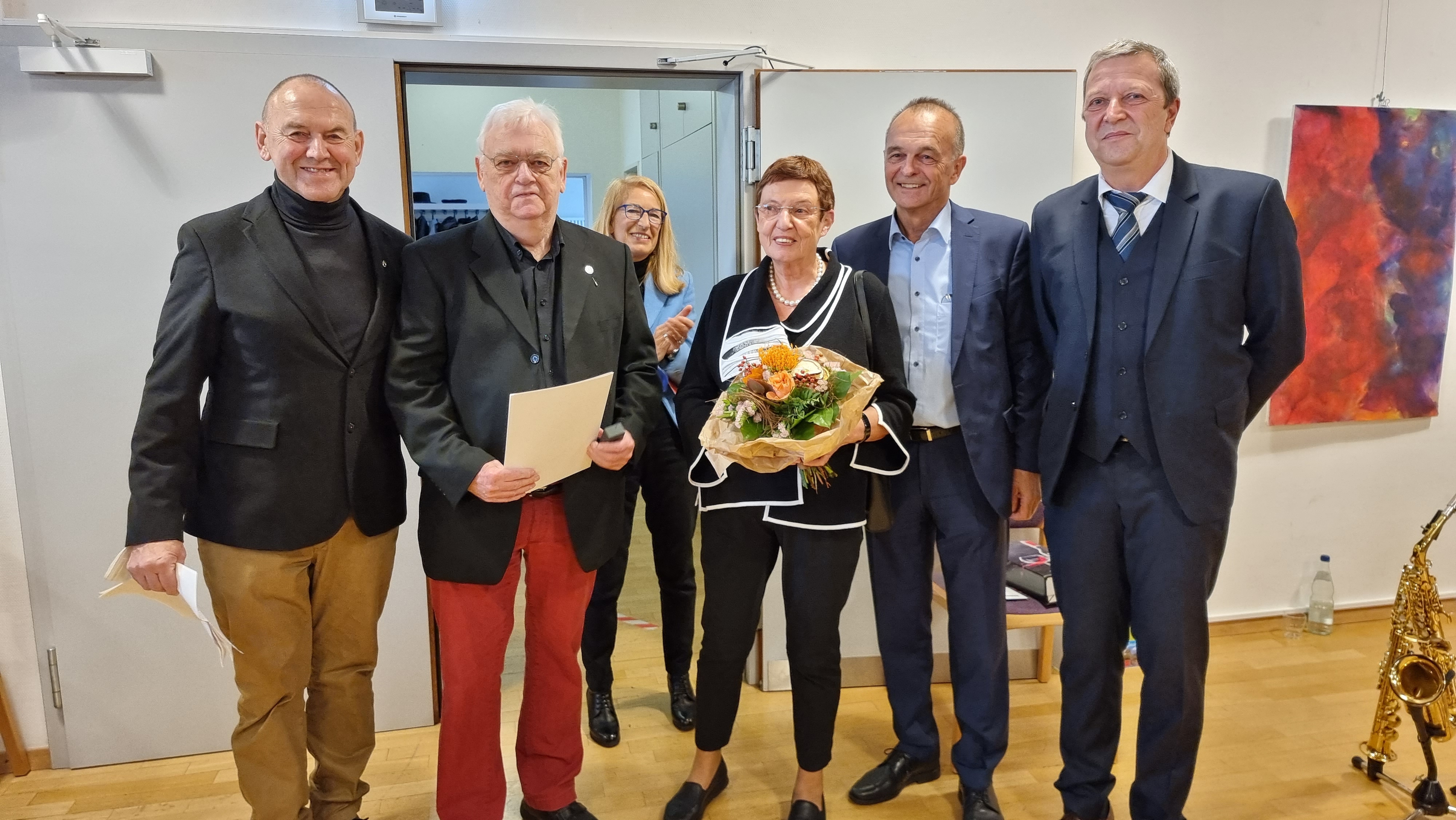 v.l.n.r.: Bernd Rembor (2. Vorsitzender Kunstverein Lingenfeld), Dr. Rainer Wütscher (1. Vorsitzender Kunstverein Lingenfeld), Marianne Wütscher, Dr. Fritz Brechtel (Landrat Kreis Germersheim), Frank Leibeck (Bürgermeister der Verbandsgemeinde Lingenfeld), im Hintergrund Heike Ernestine Förster (Künstlerin).     v.l.n.r.: Bernd Rembor (2. Vorsitzender Kunstverein Lingenfeld), Dr. Rainer Wütscher (1. Vorsitzender Kunstverein Lingenfeld), Marianne Wütscher, Dr. Fritz Brechtel (Landrat Kreis Germersheim), Frank Leibeck (Bürgermeister der Verbandsgemeinde Lingenfeld), im Hintergrund Heike Ernestine Förster (Künstlerin).