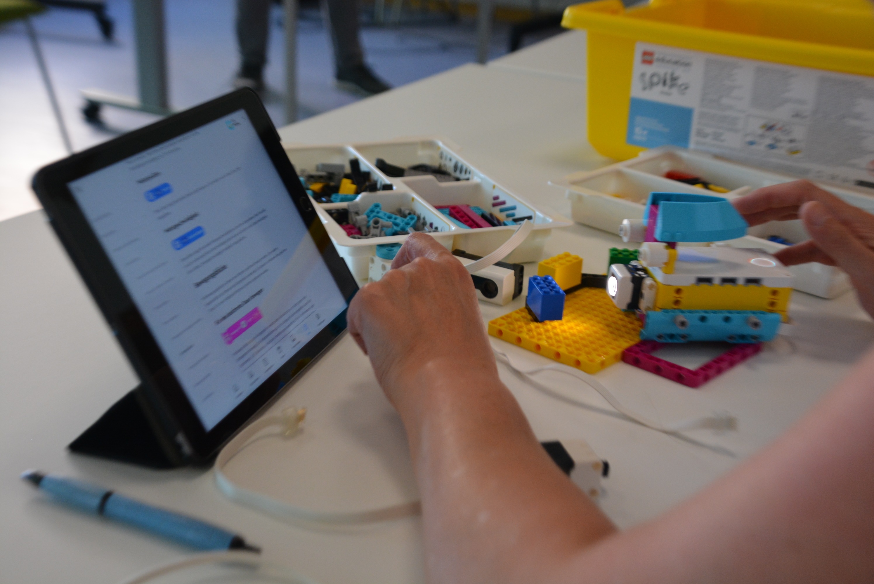 Schulung im Kreismedienzentrum iPad und verschiedene Lego Bausteine auf einem Tisch