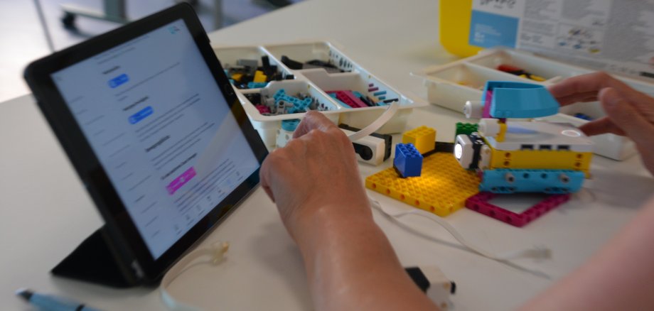 iPad und verschiedene Lego Bausteine auf einem Tisch
