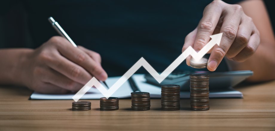 Concept of business success, finance and business strategy in investing successful. money growth with arrow pointing to success or profit