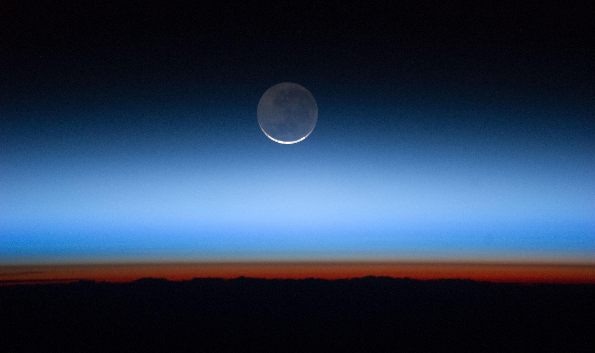 Blick von der Internationalen Raumstation (ISS) auf die Erde, im Hintergrund der Mond: Die einzelnen Schichten der Atmosphäre sind durch unterschiedliche Einfärbungen vorneinander zu unterscheiden: Troposphäre (orange), Tropospause (braun), Stratosphäre (grau). Die oberen Schichten, Mesosphäre, Thermosphäre und Exosphäre (blau bis schwarz). https://www.eskp.de/grundlagen/schadstoffe/atmosphaere-der-erde/ Blick von der Internationalen Raumstation (ISS) auf die Erde, im Hintergrund der Mond: Die einzelnen Schichten der Atmosphäre sind durch unterschiedliche Einfärbungen vorneinander zu unterscheiden: Troposphäre (orange), Tropospause (braun), Stratosphäre (grau). Die oberen Schichten, Mesosphäre, Thermosphäre und Exosphäre (blau bis schwarz). https://www.eskp.de/grundlagen/schadstoffe/atmosphaere-der-erde/
