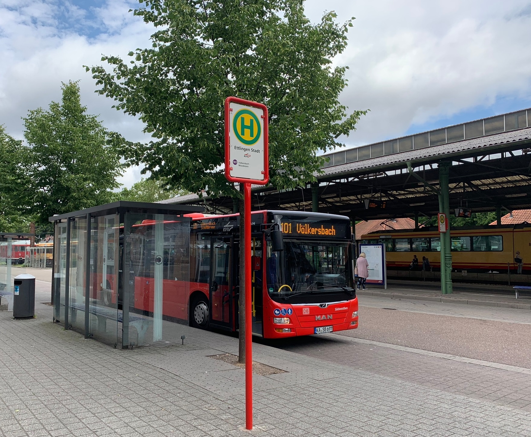 Bus KVV an Haltestelle Bus an der Haltestelle