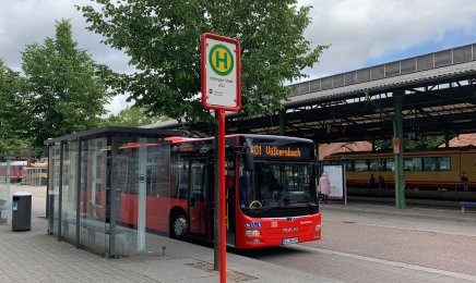 Bus an der Haltestelle