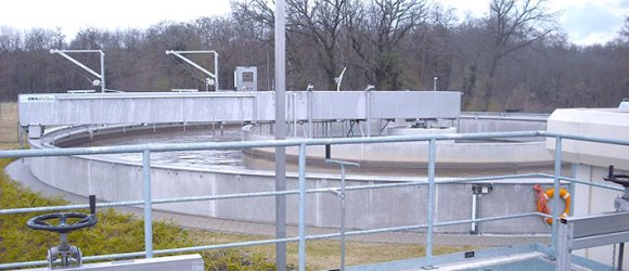 Klärbecken mit Läufer und verschiedenen Zugängen 